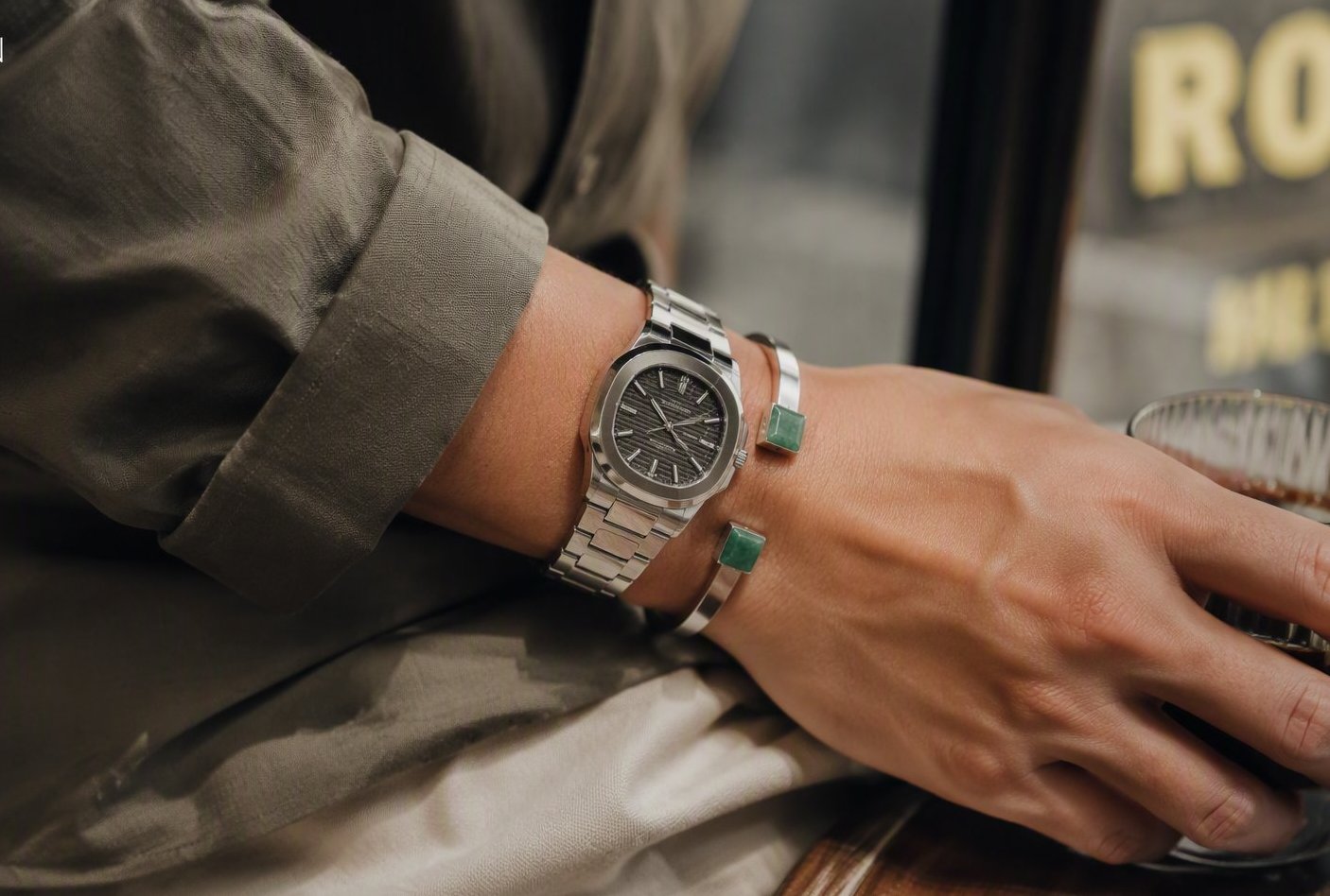 鋼錶搭配翡翠銀骨手鐲 Steel watch stacked with jade and silver cuff