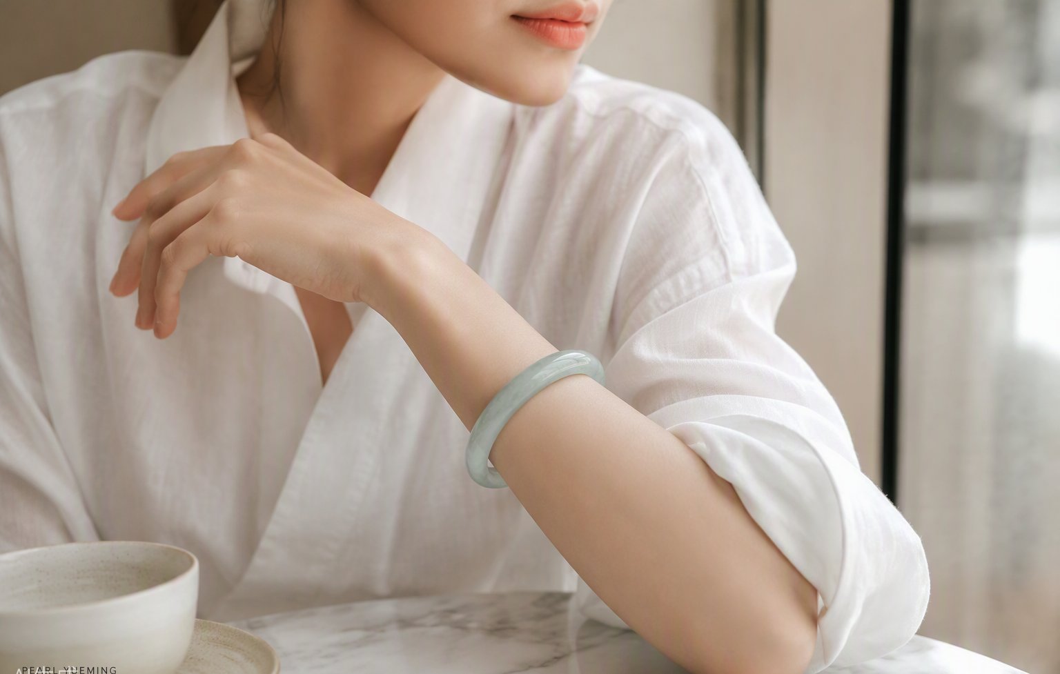 白襯衫搭配冰種翡翠手鐲 White shirt with icy jadeite bangle