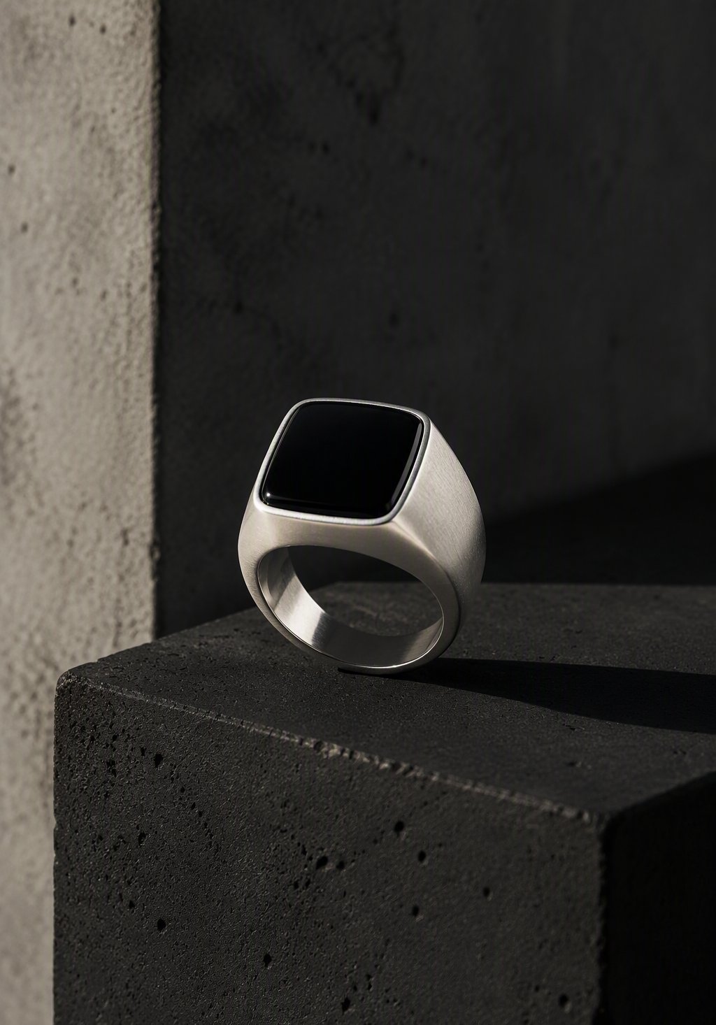 「稜」墨翠方印戒指 Edge black jade signet ring