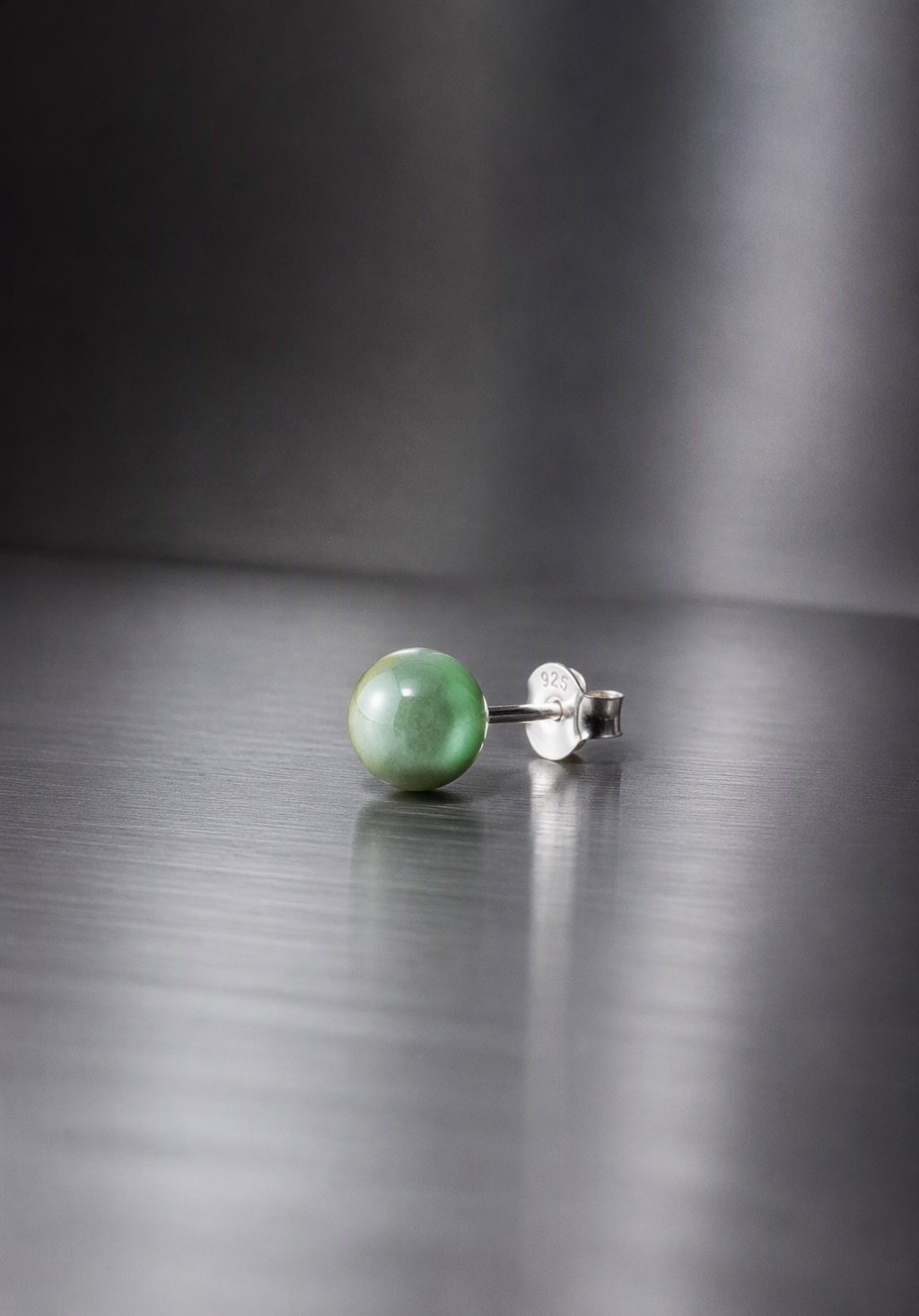 「一點」翡翠單耳釘 Solo single jade stud earring
